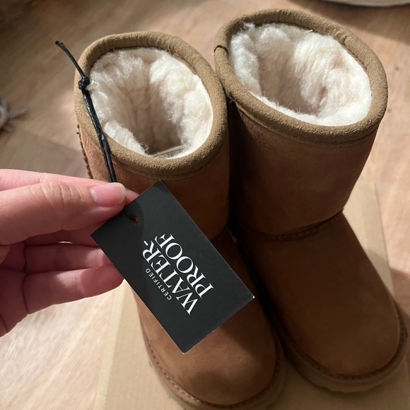 UGG unisex-child T CLASSIC SHORT II WP - Picture 3 of 10